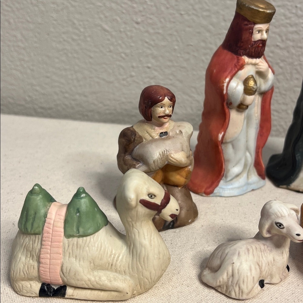 Vintage 11-Piece Nativity Set w/ Wooden Manger & Original Box – Complete Set! - Picture 3 of 9
